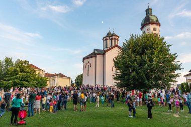 Loznica, Sırbistan - 11 Temmuz 2019: Loznica, Sırbistan 'daki Ortodoks Kilisesi önünde bölgesel halk otantik bir geleneğin yer aldığı ulusal bir festival.