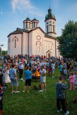 Loznica, Sırbistan - 11 Temmuz 2019: Loznica, Sırbistan 'daki Ortodoks Kilisesi önünde bölgesel halk otantik bir geleneğin yer aldığı ulusal bir festival.