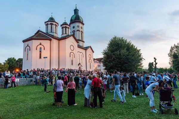 Loznica, Sırbistan - 11 Temmuz 2019: Loznica, Sırbistan 'daki Ortodoks Kilisesi önünde bölgesel halk otantik bir geleneğin yer aldığı ulusal bir festival.