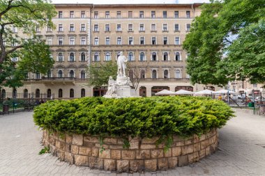 Budapeşte, Macaristan - 01 Ekim 2019: Anne, Çocuk ve Kurtarma - Rokus Hastanesi önünde doktor Ignac Semmelweis 'in heykeli. Heykel Alajos Strobl tarafından yapılmıştır (1906).