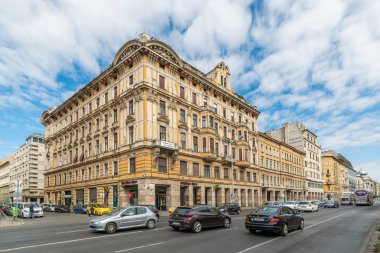 Budapeşte, Macaristan - 01 Ekim 2019: Budapeşte sokakları ve güzel binalar. Rkczi Bulvarı Budapeşte, Macaristan 'ın en işlek arteriyel yollarından biridir..