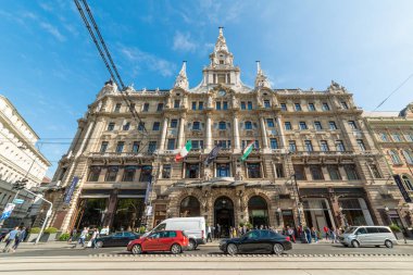 Budapeşte, Macaristan - 01 Ekim 2019: New York Palace Hotel. Budapeşte 'deki Elizabeth Bulvarı' ndaki en etkileyici ve parlak bina New York Sarayı 'dır.).