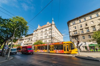 Budapeşte, Macaristan - 01 Ekim 2019: Grand Boulevard (Nagykrt: Macarca: Macar), Macaristan 'ın Milenyum kenti olan Macaristan' ın Milenyum kentinde 1896 yılında inşa edilen en işlek ve merkezi cadde..