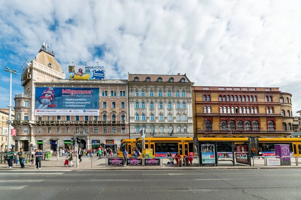 Budapeşte, Macaristan - 01 Ekim 2019: Grand Boulevard (Nagykrt: Macarca: Macar), Macaristan 'ın Milenyum kenti olan Macaristan' ın Milenyum kentinde 1896 yılında inşa edilen en işlek ve merkezi cadde..