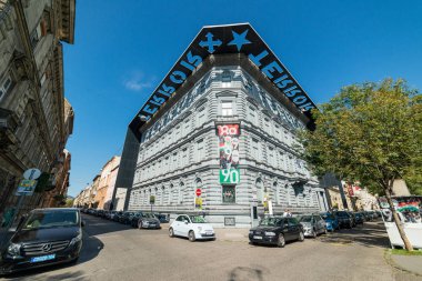 Budapeşte, Macaristan - 01 Ekim 2019: Terör Evi, Macaristan 'ın başkenti Budapeşte' de bulunan bir müzedir. Sergide 20. yüzyıldaki faşist ve komünist rejimlerle ilgili belgeler yer alıyor..