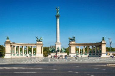 Budapeşte, Macaristan - 01 Ekim 2019: Hero Meydanı Budapeşte, Hosok tere, Macaristan. Budapeşte 'deki Kahramanlar Meydanı' nda Milenyum Anıtı.