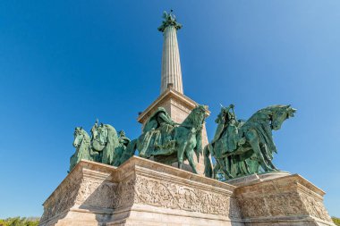 Budapeşte, Macaristan - 01 Ekim 2019: Hero Meydanı Budapeşte, Hosok tere, Macaristan. Kahramanlar Meydanı: Merkezi kolon ve heykeller. Kahramanların kare ayrıntıları.