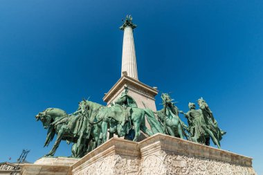 Budapeşte, Macaristan - 01 Ekim 2019: Hero Meydanı Budapeşte, Hosok tere, Macaristan. Kahramanlar Meydanı: Merkezi kolon ve heykeller. Kahramanların kare ayrıntıları.
