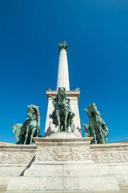Budapeşte, Macaristan - 01 Ekim 2019: Hero Meydanı Budapeşte, Hosok tere, Macaristan. Kahramanlar Meydanı: Merkezi kolon ve heykeller. Kahramanların kare ayrıntıları.
