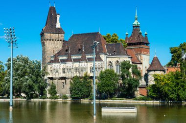 Budapeşte, Macaristan - 01 Ekim 2019: Vajdahunyad Şatosu (Macarca: Vajdahunyad vra) Macaristan 'ın başkenti Budapeşte' de bir şato. 1896 'da inşa edilmiş..