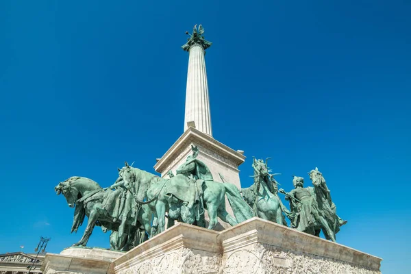 匈牙利布达佩斯 2019年10月1日 匈牙利胡索特莱的布达佩斯英雄广场 英雄广场 中央的柱子和雕像 英雄的正方形细节 — 图库照片