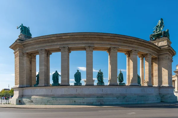 匈牙利布达佩斯 2019年10月1日 匈牙利胡索特莱的布达佩斯英雄广场 它是标志性雕像和其他重要国家领导人的故乡 也是无名战士墓的所在地 — 图库照片