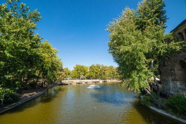 Budapeşte, Macaristan - 01 Ekim 2019: Şehir Parkı (Macarca: Vrosliget). Şehir Parkı, Macaristan 'ın Budapeşte' deki Dünya Mirası merkezlerinden biri..