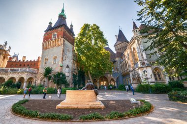 Budapeşte, Macaristan - 01 Ekim 2019: Vajdahunyad Şatosu (Macarca: Vajdahunyad vra) Macaristan 'ın başkenti Budapeşte' de bir şato. 1896 'da inşa edilmiş..