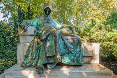 Budapeşte, Macaristan - 01 Ekim 2019: Anonymus 'un ilk ortaçağ Macar tarihçisi heykeli Vajdahunyad Kalesi' nde yer almaktadır. Çağdaş heykeltıraş Mikls Ligeti 'nin eseri..