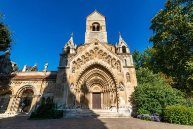 Budapeşte, Macaristan - 01 Ekim 2019: Budapeşte 'deki Vajdahunyad şatosundaki Jaki Kilisesi. Budapeşte 'deki Jaki Şapeli.