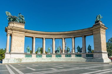Budapeşte, Macaristan - 01 Ekim 2019: Hero Meydanı Budapeşte, Hosok tere, Macaristan. Budapeşte 'deki Kahramanlar Meydanı' nda Milenyum Anıtı.