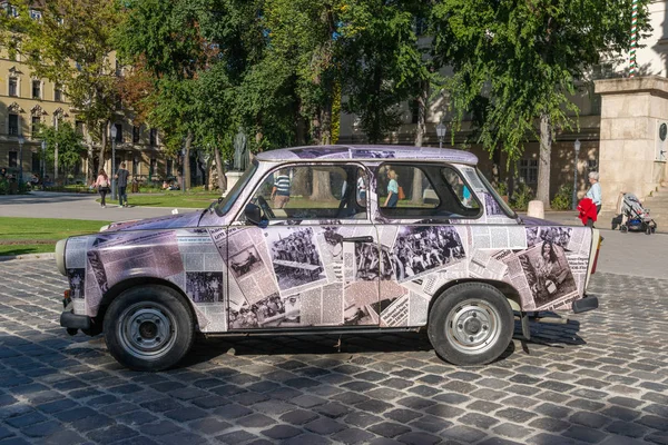 ハンガリー ブダペスト 2019年10月1日 ハンガリー国立博物館前にトラバント車が停まっている トラバントは共産主義者によって作られた素晴らしい車でした トラバントは1957年から1990年にかけて生産された — ストック写真