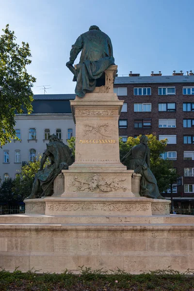 匈牙利布达佩斯 2019年10月1日 匈牙利国家博物馆座落在一个装饰着最令人印象深刻的纪念碑的花园 它是以多尔迪三部曲而闻名的作家Jnos Arany的花园 — 图库照片