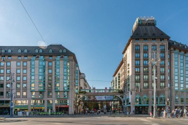 Budapeşte, Macaristan - 01 Ekim 2019: Mercure Hotel. Mercure Budapeşte Şehir Merkezi, Tuna Nehri 'ne iki dakikalık yürüyüş mesafesinde Budapeşte' nin göbeğinde yer alıyor. İnşaat tarihi 1985.