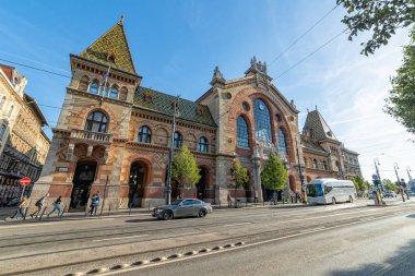 Budapeşte, Macaristan - 01 Ekim 2019: Budapeşte, Macaristan 'ın en büyük ve en eski kapalı market olan Budapeşte Büyük Pazar Salonu' nun ön manzarası, ünlü alışveriş caddesi Vaci utca 'nın sonunda yer almaktadır..