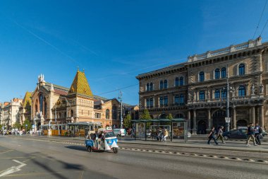 Budapeşte, Macaristan - 01 Ekim 2019: Budapeşte Büyük Pazar Salonu 'nun ön manzarası, Budapeşte' deki Corvinus Üniversitesi 'nin en büyük ve en eski pazarı..