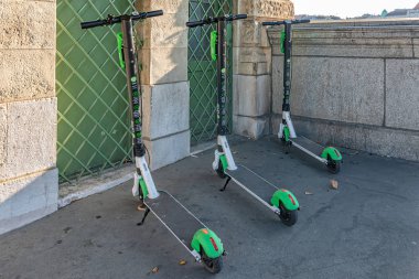Budapeşte, Macaristan - 01 Ekim 2019: Budapeşte 'de park edilmiş kiralık elektrikli scooterlar. Kiralık elektrikli scooter 'lar.