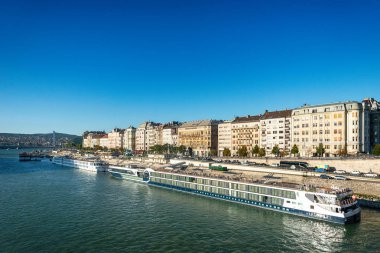 Budapeşte, Macaristan - 01 Ekim 2019: Pesti als rakpart (Belgrd rakpart) Budapeşte. Budapeşte 'deki Tuna kıyısı.