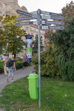 Budapeşte, Macaristan - 01 Ekim 2019: Budapeşte, Macaristan 'da turizm için yön tabelası.