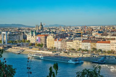 Budapeşte, Macaristan - 01 Ekim 2019: Macar başkenti Budapeşte 'nin Gellert Tepesi' nden panoramik şehir manzarası.