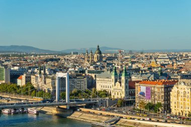 Budapeşte, Macaristan - 01 Ekim 2019: Macar başkenti Budapeşte 'nin Gellert Tepesi' nden panoramik şehir manzarası.