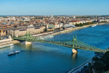 Budapeşte, Macaristan - 01 Ekim 2019: Gellrt Tepesi ile Özgürlük Köprüsü ve Tuna Nehri manzarası (Macarca: Gellrt-hegy).