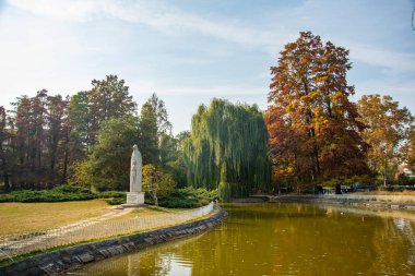 Novi Sad, Sırbistan - 28 Ekim 2019: Tuna Parkı (Sırpça: Dunavski Parkı), Novi Sad şehir merkezinde bir şehir parkı. 1895 'te kuruldu ve şehrin sembollerinden biri olarak korunuyor..