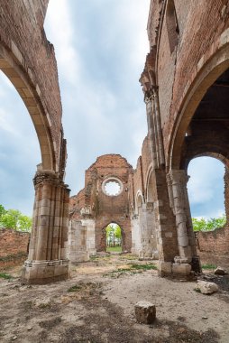 Novi Becej, Sırbistan - 25 Mayıs 2020: Araca (Macarca: Aracs) Sırbistan 'ın Novi Becej kentinde yaklaşık 12 km' lik bir Romen kilisesi harabesi. Macaristan Krallığı döneminde yaklaşık 1230 yılında inşa edilmiştir..