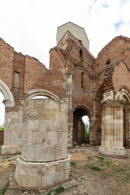 Novi Becej, Sırbistan - 25 Mayıs 2020: Araca (Macarca: Aracs) Sırbistan 'ın Novi Becej kentinde yaklaşık 12 km' lik bir Romen kilisesi harabesi. Macaristan Krallığı döneminde yaklaşık 1230 yılında inşa edilmiştir..