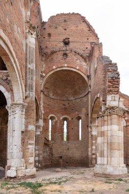 Novi Becej, Sırbistan - 25 Mayıs 2020: Araca (Macarca: Aracs) Sırbistan 'ın Novi Becej kentinde yaklaşık 12 km' lik bir Romen kilisesi harabesi. Macaristan Krallığı döneminde yaklaşık 1230 yılında inşa edilmiştir..