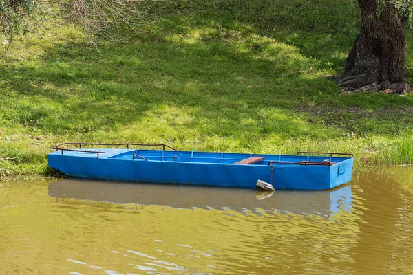 Barca Blu Del Fiume Nel Canale — Foto Stock