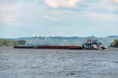 Ivanovo, Sırbistan - 31 Mayıs 2020: İvanovo yakınlarındaki Sırbistan topraklarındaki Tuna Nehri 'nden bir gemi. 