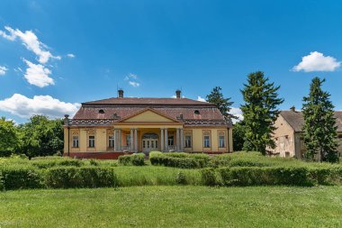 Kulpin, Sırbistan - 02 Haziran 2020: Kulpin 'deki Dundjerski Kalesi (Kastel Kalesi). 19. yüzyılın başında inşa edilmiş ve bazı verilere göre inşaat 1826 yılında tamamlanmıştır..