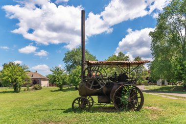 Kulpin, Sırbistan - 02 Haziran 2020: Eski 1924 Eski traktör (Hofherr Schrantz Clayton Shuttleworth) Sırbistan 'da sergileniyor. 