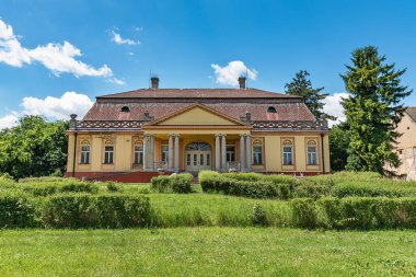 Kulpin, Sırbistan - 02 Haziran 2020: Kulpin 'deki Dundjerski Kalesi (Kastel Kalesi). 19. yüzyılın başında inşa edilmiş ve bazı verilere göre inşaat 1826 yılında tamamlanmıştır..