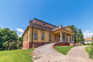 Kulpin, Sırbistan - 02 Haziran 2020: Kulpin 'deki Dundjerski Kalesi (Kastel Kalesi). 19. yüzyılın başında inşa edilmiş ve bazı verilere göre inşaat 1826 yılında tamamlanmıştır..