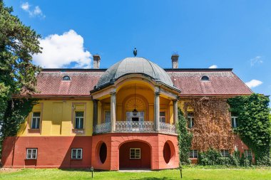 Kulpin, Sırbistan - 02 Haziran 2020: Kulpin 'deki Dundjerski Kalesi (Kastel Kalesi). 19. yüzyılın başında inşa edilmiş ve bazı verilere göre inşaat 1826 yılında tamamlanmıştır..