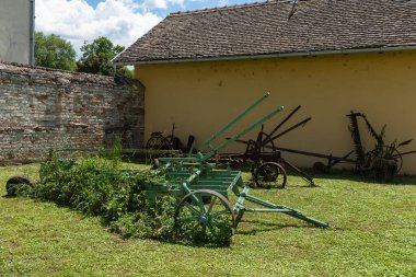 Yaşlı Unutulmuş Saban. Üzücü, eski ve paslı bir makine.