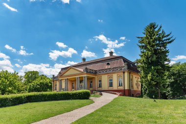 Kulpin, Sırbistan - 02 Haziran 2020: Kulpin 'deki Dundjerski Kalesi (Kastel Kalesi). 19. yüzyılın başında inşa edilmiş ve bazı verilere göre inşaat 1826 yılında tamamlanmıştır..