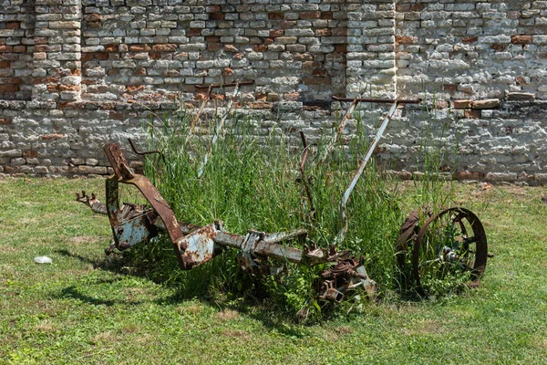Old Forgotten Plow Uma Velha Máquina Usada Para Angustiar Velha — Fotografia de Stock