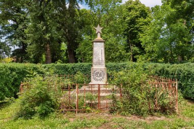 Konak, Sırbistan - Haziran 04, 2020: Ölen savaşçılar ve faşist terör kurbanları için bir anıt 1956 yılında Sırbistan 'ın Konak kentinde dikildi.