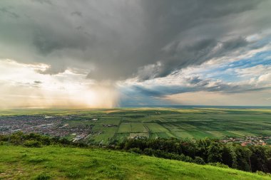 Sırbistan 'daki Vrsac şehri manzarası. Voyvodina ve Sırbistan 'ın en güzel şehirlerinden birinin panoramik çekimi. Değişken hava