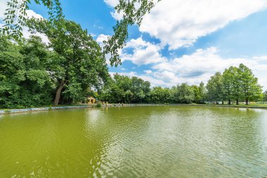 Havuza dönüştürülmüş bir göl. Hajducica ve Pladiste sakinleri açık havuzu kullanıyorlar.
