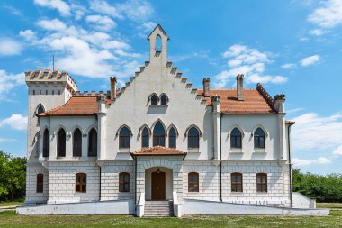 Stari Lec, Sırbistan - Haziran 04, 2020: Kapetanovo, Sırbistan 'ın kuzeydoğusundaki Plandiste belediyesinin Stari Lec köyünde yer alan bir Neo-Gotik şatosu..
